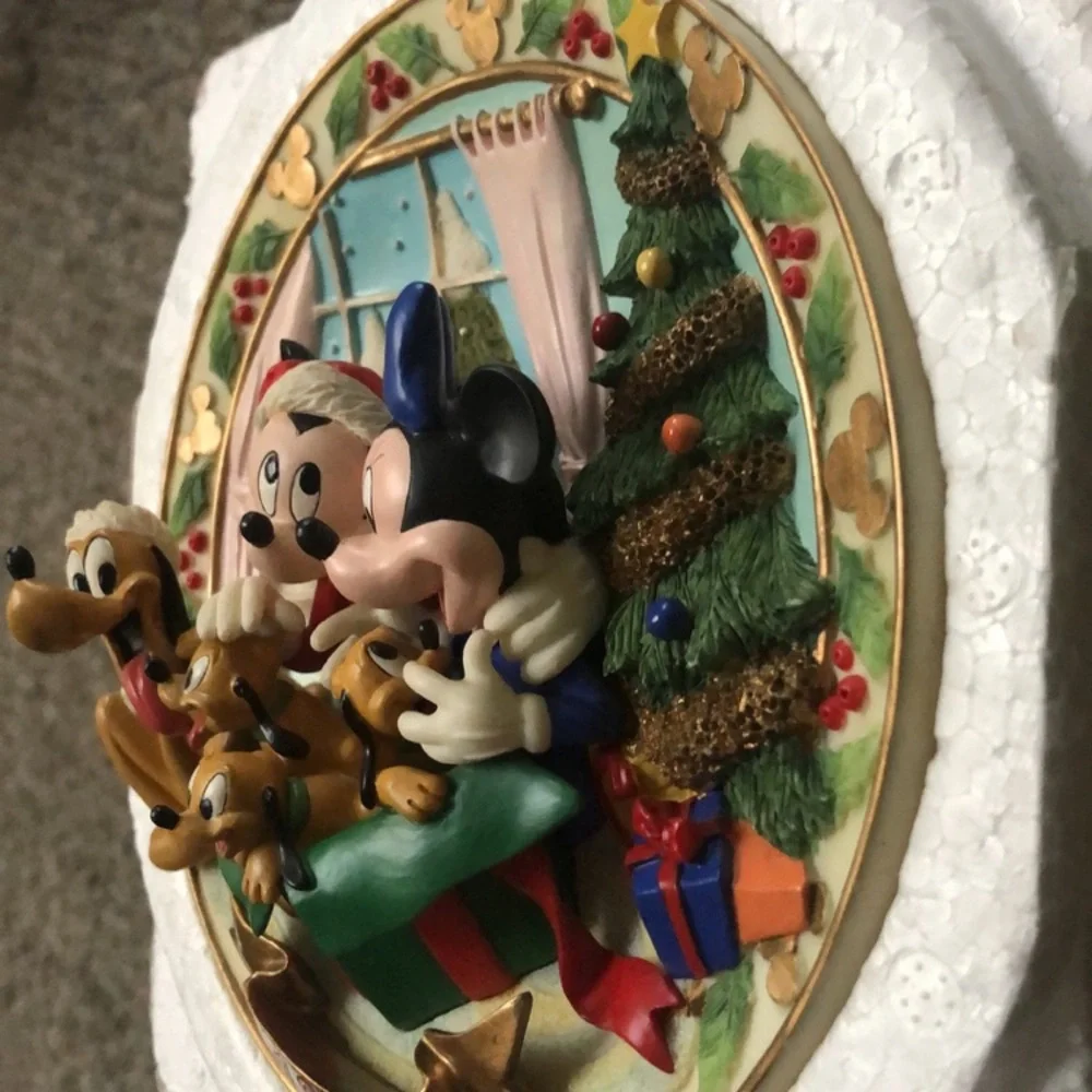 Disney Enesco 1996 Bas Relief Plate